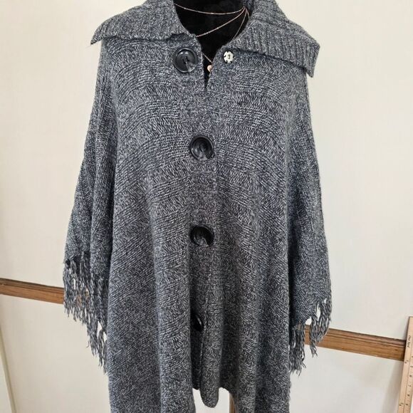 Carolyn Taylor Gray Turtleneck Shall/Poncho - Picture 1 of 16